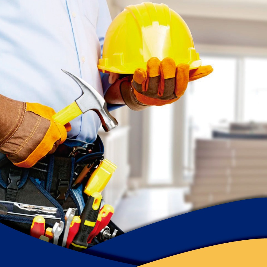 Profissional da construção civil com equipamentos de obra